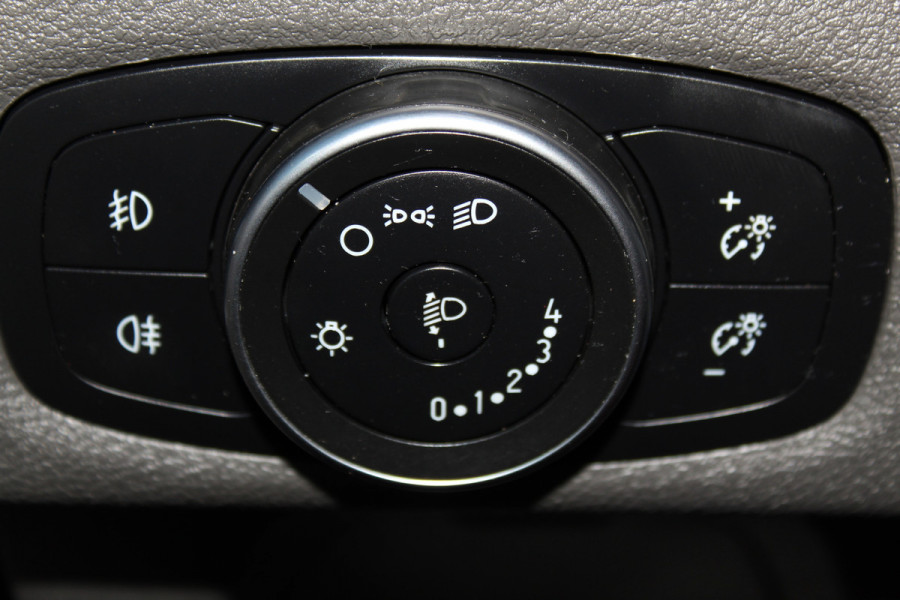 Ford Transit Custom 300 2.0-130pk TDCI L1H1 Trend Dubb. cabine. Trekgewicht 2.500kg ! Airco, stoel- spiegelverwarming, bijrijdersstoel, dubbele cabine, trekhaak, parkeersensoren v+a, navigatie, telefoonvoorb., metallic lak