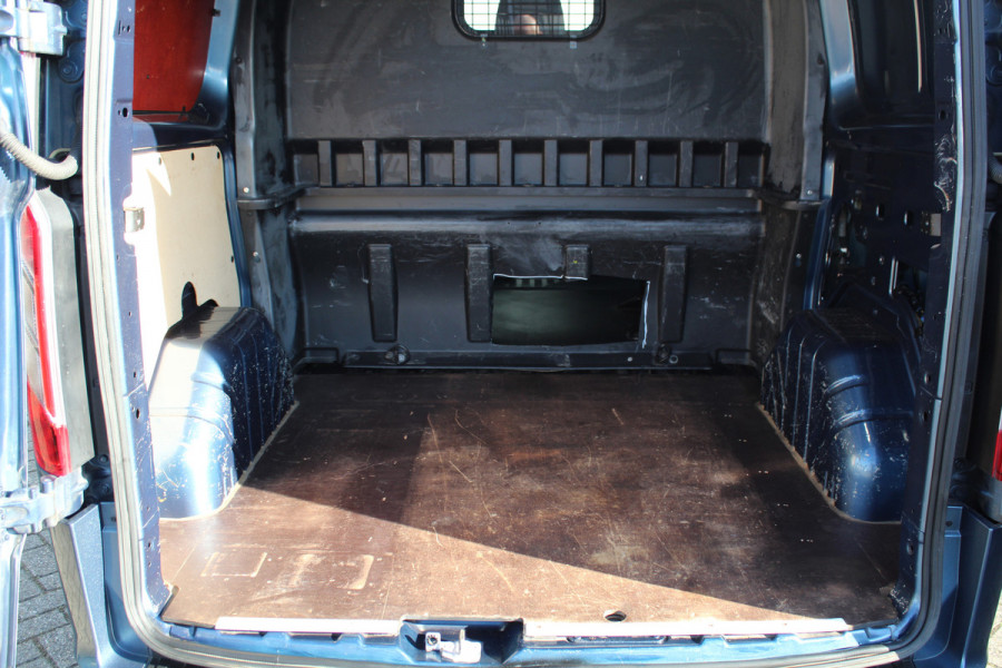 Ford Transit Custom 300 2.0-130pk TDCI L1H1 Trend Dubb. cabine. Trekgewicht 2.500kg ! Airco, stoel- spiegelverwarming, bijrijdersstoel, dubbele cabine, trekhaak, parkeersensoren v+a, navigatie, telefoonvoorb., metallic lak