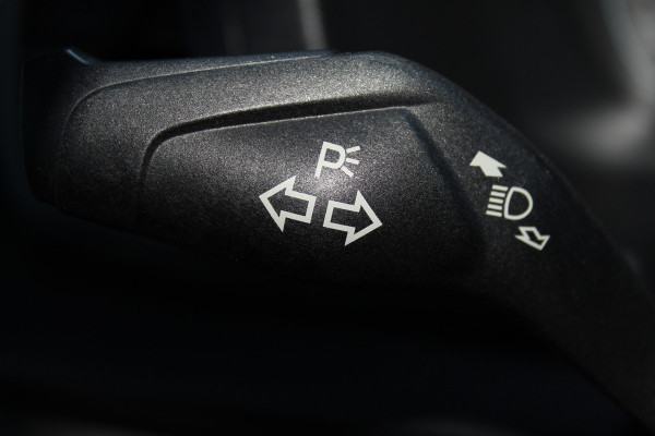 Ford Transit Custom 300 2.0-130pk TDCI L1H1 Trend Dubb. cabine. Trekgewicht 2.500kg ! Airco, stoel- spiegelverwarming, bijrijdersstoel, dubbele cabine, trekhaak, parkeersensoren v+a, navigatie, telefoonvoorb., metallic lak