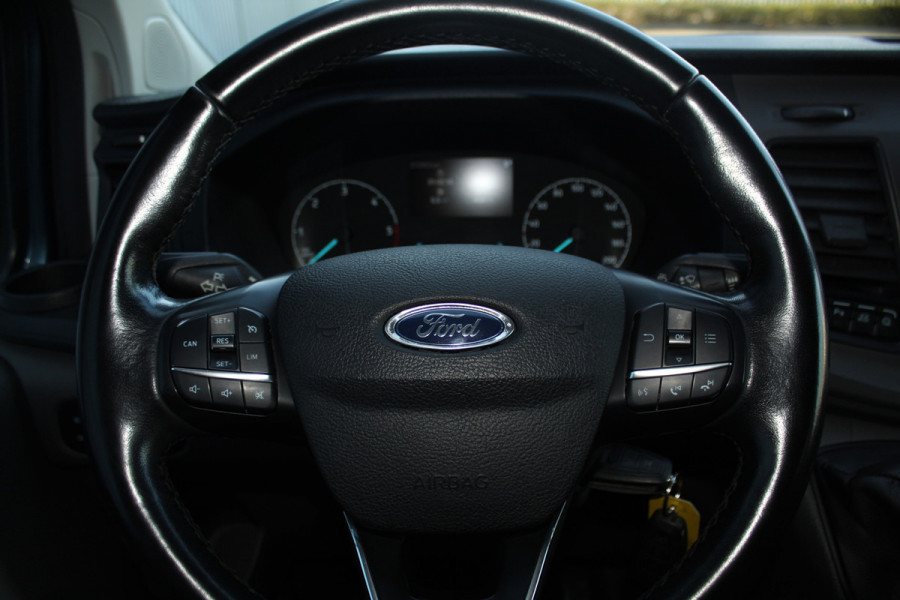 Ford Transit Custom 300 2.0-130pk TDCI L1H1 Trend Dubb. cabine. Trekgewicht 2.500kg ! Airco, stoel- spiegelverwarming, bijrijdersstoel, dubbele cabine, trekhaak, parkeersensoren v+a, navigatie, telefoonvoorb., metallic lak