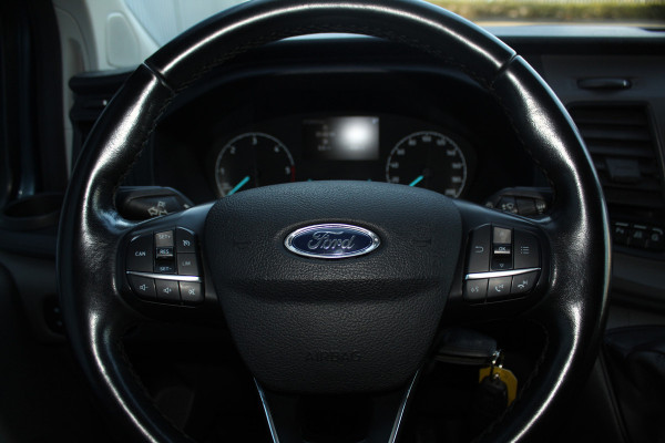 Ford Transit Custom 300 2.0-130pk TDCI L1H1 Trend Dubb. cabine. Trekgewicht 2.500kg ! Airco, stoel- spiegelverwarming, bijrijdersstoel, dubbele cabine, trekhaak, parkeersensoren v+a, navigatie, telefoonvoorb., metallic lak