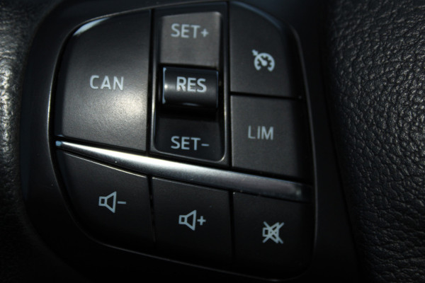 Ford Transit Custom 300 2.0-130pk TDCI L1H1 Trend Dubb. cabine. Trekgewicht 2.500kg ! Airco, stoel- spiegelverwarming, bijrijdersstoel, dubbele cabine, trekhaak, parkeersensoren v+a, navigatie, telefoonvoorb., metallic lak