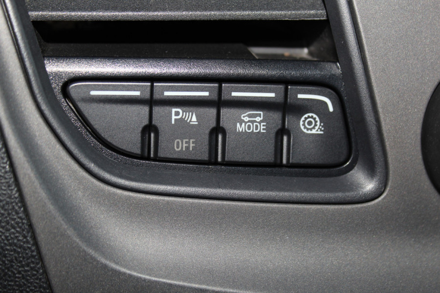 Ford Transit Custom 300 2.0-130pk TDCI L1H1 Trend Dubb. cabine. Trekgewicht 2.500kg ! Airco, stoel- spiegelverwarming, bijrijdersstoel, dubbele cabine, trekhaak, parkeersensoren v+a, navigatie, telefoonvoorb., metallic lak