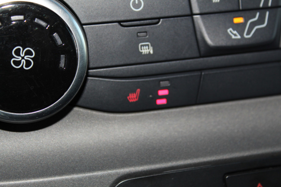 Ford Transit Custom 300 2.0-130pk TDCI L1H1 Trend Dubb. cabine. Trekgewicht 2.500kg ! Airco, stoel- spiegelverwarming, bijrijdersstoel, dubbele cabine, trekhaak, parkeersensoren v+a, navigatie, telefoonvoorb., metallic lak