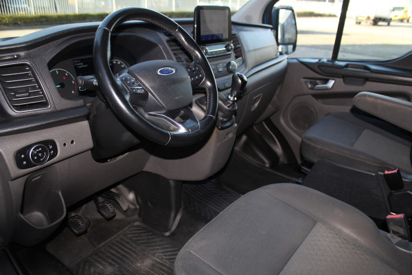 Ford Transit Custom 300 2.0-130pk TDCI L1H1 Trend Dubb. cabine. Trekgewicht 2.500kg ! Airco, stoel- spiegelverwarming, bijrijdersstoel, dubbele cabine, trekhaak, parkeersensoren v+a, navigatie, telefoonvoorb., metallic lak