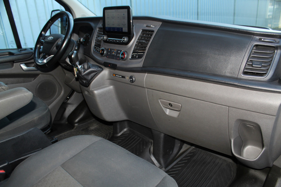 Ford Transit Custom 300 2.0-130pk TDCI L1H1 Trend Dubb. cabine. Trekgewicht 2.500kg ! Airco, stoel- spiegelverwarming, bijrijdersstoel, dubbele cabine, trekhaak, parkeersensoren v+a, navigatie, telefoonvoorb., metallic lak