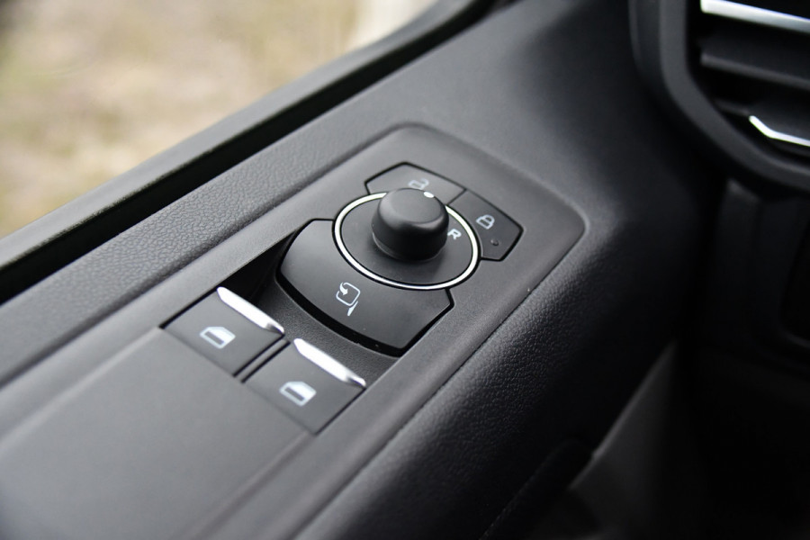 Ford Transit Custom 300 2.0 TDCI L2H1 Limited Black Edition Adaptieve Cruise, Virtual, Camera, Carplay, LED, Trekhaak, Stoelverwarming, NAVI, 170pk, Automaat, Uniek!