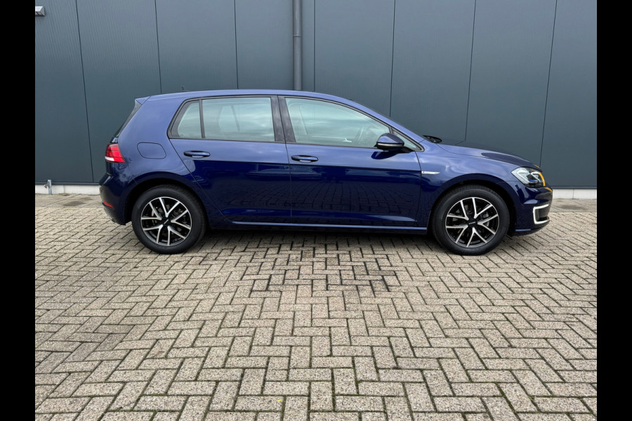 Volkswagen e-Golf * Navigatie * Camera * Led * Allseason banden *