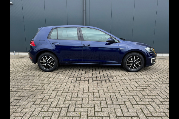 Volkswagen e-Golf * Navigatie * Camera * Led * Allseason banden *