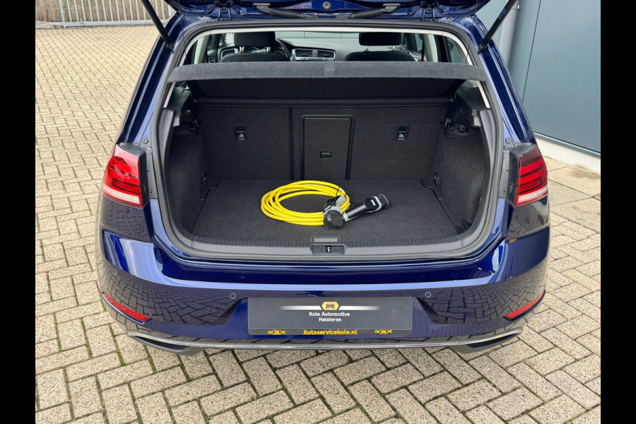 Volkswagen e-Golf * Navigatie * Camera * Led * Allseason banden *