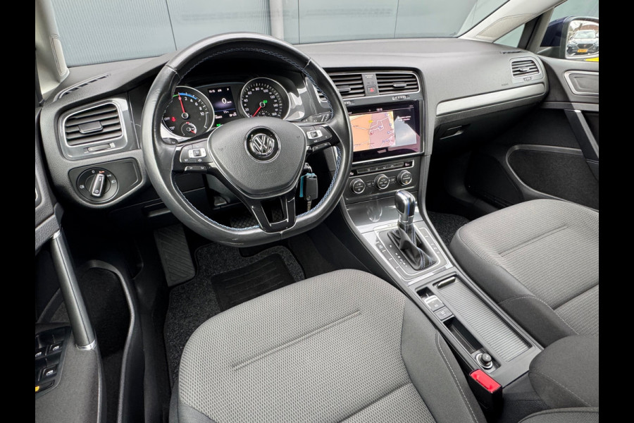 Volkswagen e-Golf * Navigatie * Camera * Led * Allseason banden *