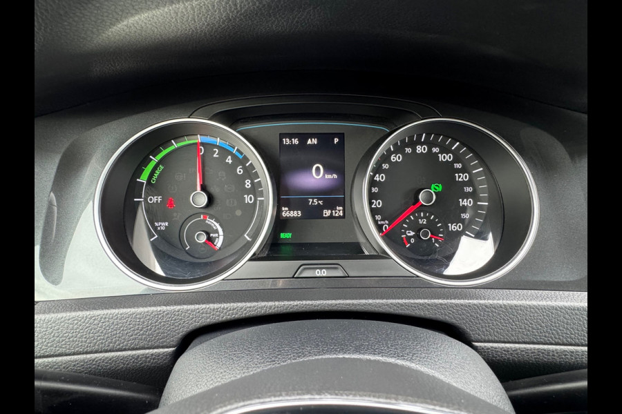 Volkswagen e-Golf * Navigatie * Camera * Led * Allseason banden *