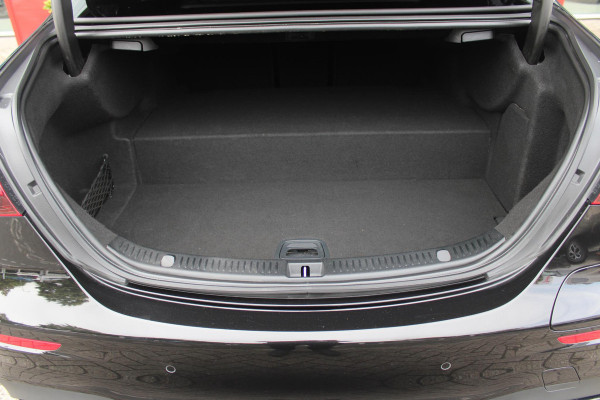 Mercedes-Benz E-Klasse 300e 320PK BUSINESS SOLUTION AMG NIGHT EDITION | MULTISPAAKS AMG VELGEN | 360° CAMERA | | TREKHAAK | MULTIBEAM MATRIX LED KOPLAMPEN | LED ACHTERLICHTEN | ELEKTRISCH VERSTELBARE VOORSTOELEN MET GEHEUGEN FUNCTIE |  ALCANTARA / KUNSTLEDEREN BEKLEDING | VOORSTOELEN VERWARMBAAR | FULL MAP MBUX AUGMENTED REALITY NAVIGATIE | VERKEERSLICHTWEERGAVE | APPLE CARPLAY / ANDROID AUTO | SFEERVERLICHTING | ELEKTRONIC CLIMATE CONTROL |