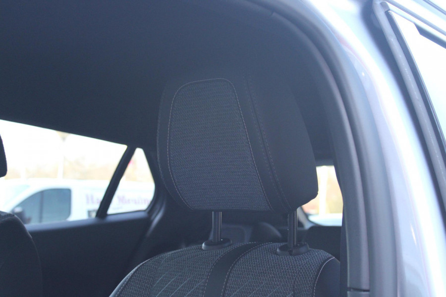 Peugeot 2008 1.2 Hybrid 145PK AUTOMAAT ALLURE | NIEUWE AUTO! | CAMERA VOOR + ACHTER | KEYLESS ENTRY/START | PARKEERSENSOREN VOOR + ACHTER | DODEHOEK DETECTIE | 17" LICHTMETALEN VELGEN | ADAPTIVE CRUISE CONTROL | CLIMATE CONTROL | STOEL VERWARMING | DRAADLOZE APPLE CARPLAY/ANDROID AUTO |