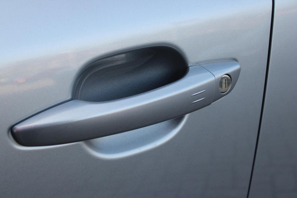 Peugeot 2008 1.2 Hybrid 145PK AUTOMAAT ALLURE | NIEUWE AUTO! | CAMERA VOOR + ACHTER | KEYLESS ENTRY/START | PARKEERSENSOREN VOOR + ACHTER | DODEHOEK DETECTIE | 17" LICHTMETALEN VELGEN | ADAPTIVE CRUISE CONTROL | CLIMATE CONTROL | STOEL VERWARMING | DRAADLOZE APPLE CARPLAY/ANDROID AUTO |