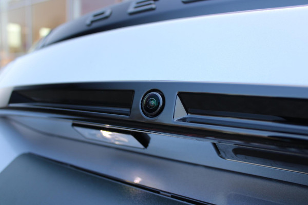 Peugeot 2008 1.2 Hybrid 145PK AUTOMAAT ALLURE | NIEUWE AUTO! | CAMERA VOOR + ACHTER | KEYLESS ENTRY/START | PARKEERSENSOREN VOOR + ACHTER | DODEHOEK DETECTIE | 17" LICHTMETALEN VELGEN | ADAPTIVE CRUISE CONTROL | CLIMATE CONTROL | STOEL VERWARMING | DRAADLOZE APPLE CARPLAY/ANDROID AUTO |