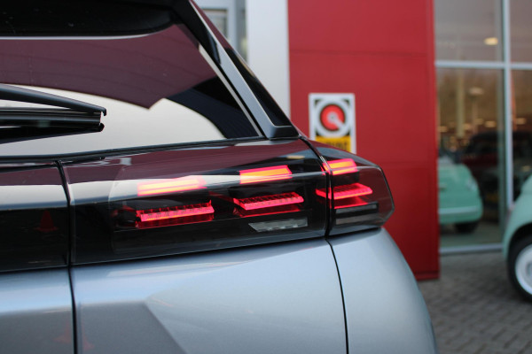 Peugeot 2008 1.2 Hybrid 145PK AUTOMAAT ALLURE | NIEUWE AUTO! | CAMERA VOOR + ACHTER | KEYLESS ENTRY/START | PARKEERSENSOREN VOOR + ACHTER | DODEHOEK DETECTIE | 17" LICHTMETALEN VELGEN | ADAPTIVE CRUISE CONTROL | CLIMATE CONTROL | STOEL VERWARMING | DRAADLOZE APPLE CARPLAY/ANDROID AUTO |