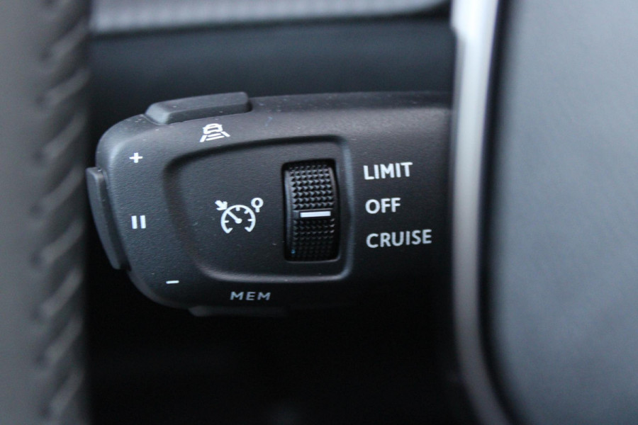 Peugeot 2008 1.2 Hybrid 145PK AUTOMAAT ALLURE | NIEUWE AUTO! | CAMERA VOOR + ACHTER | KEYLESS ENTRY/START | PARKEERSENSOREN VOOR + ACHTER | DODEHOEK DETECTIE | 17" LICHTMETALEN VELGEN | ADAPTIVE CRUISE CONTROL | CLIMATE CONTROL | STOEL VERWARMING | DRAADLOZE APPLE CARPLAY/ANDROID AUTO |