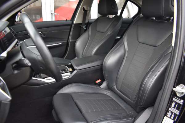 BMW 3-serie 320i High Executive / Carplay / Keyless / Navi / Parkeersensoren v+a / Stoelverwarming / 17'' LM
