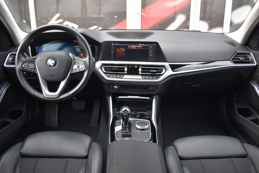 BMW 3-serie 320i High Executive / Carplay / Keyless / Navi / Parkeersensoren v+a / Stoelverwarming / 17'' LM