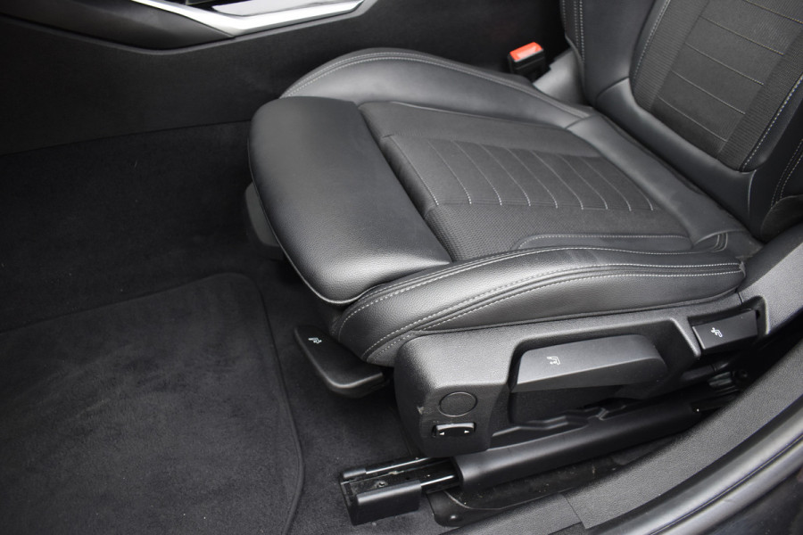 BMW 3-serie 320i High Executive / Carplay / Keyless / Navi / Parkeersensoren v+a / Stoelverwarming / 17'' LM
