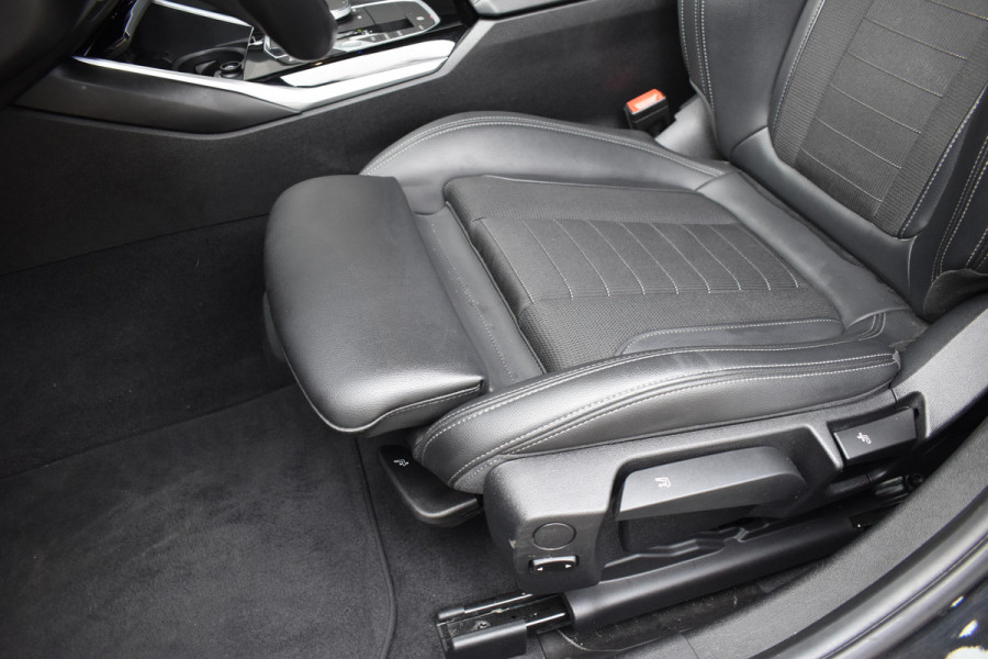 BMW 3-serie 320i High Executive / Carplay / Keyless / Navi / Parkeersensoren v+a / Stoelverwarming / 17'' LM