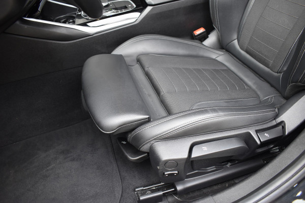 BMW 3-serie 320i High Executive / Carplay / Keyless / Navi / Parkeersensoren v+a / Stoelverwarming / 17'' LM