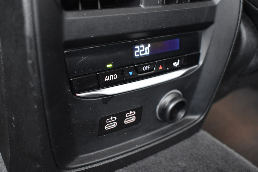 BMW 3-serie 320i High Executive / Carplay / Keyless / Navi / Parkeersensoren v+a / Stoelverwarming / 17'' LM