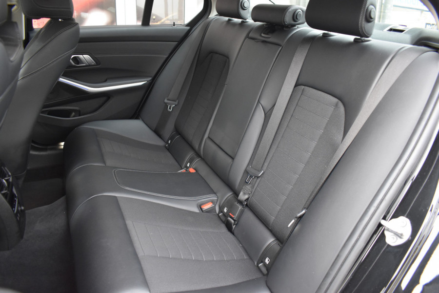 BMW 3-serie 320i High Executive / Carplay / Keyless / Navi / Parkeersensoren v+a / Stoelverwarming / 17'' LM