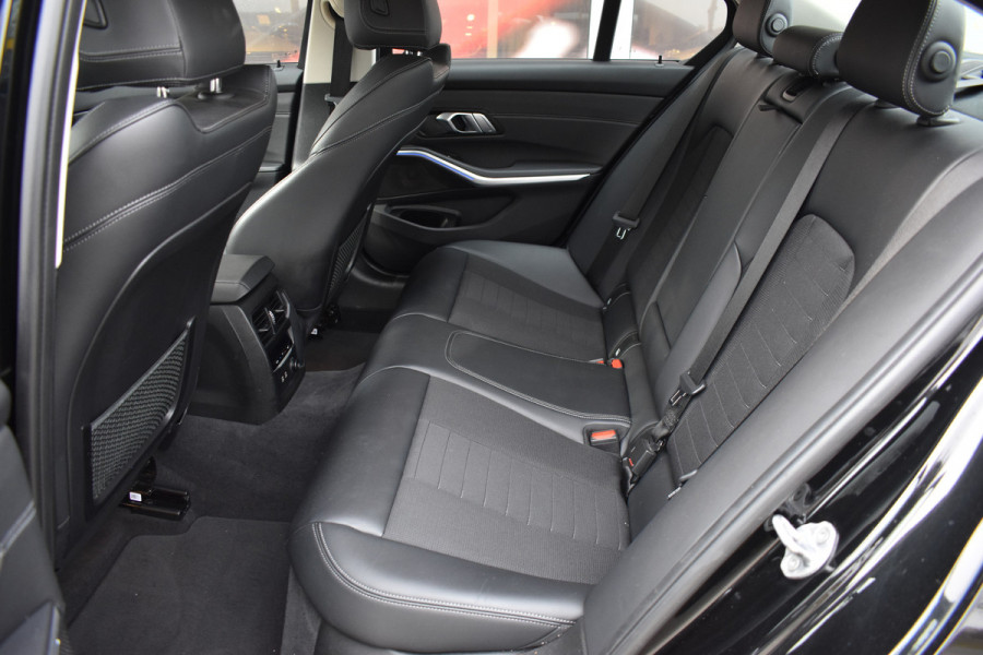 BMW 3-serie 320i High Executive / Carplay / Keyless / Navi / Parkeersensoren v+a / Stoelverwarming / 17'' LM