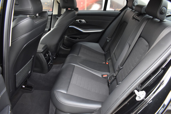 BMW 3-serie 320i High Executive / Carplay / Keyless / Navi / Parkeersensoren v+a / Stoelverwarming / 17'' LM