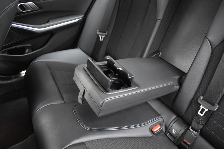 BMW 3-serie 320i High Executive / Carplay / Keyless / Navi / Parkeersensoren v+a / Stoelverwarming / 17'' LM