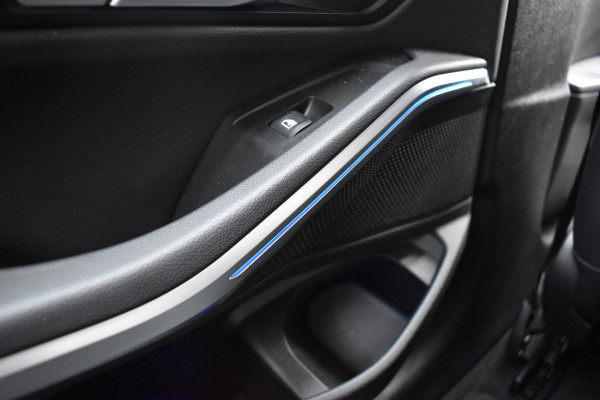 BMW 3-serie 320i High Executive / Carplay / Keyless / Navi / Parkeersensoren v+a / Stoelverwarming / 17'' LM