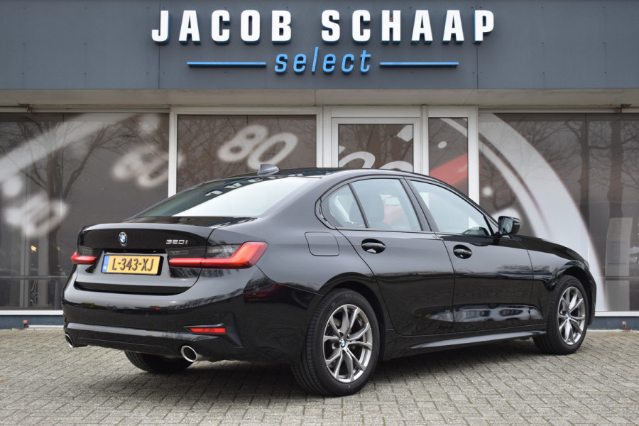 BMW 3-serie 320i High Executive / Carplay / Keyless / Navi / Parkeersensoren v+a / Stoelverwarming / 17'' LM