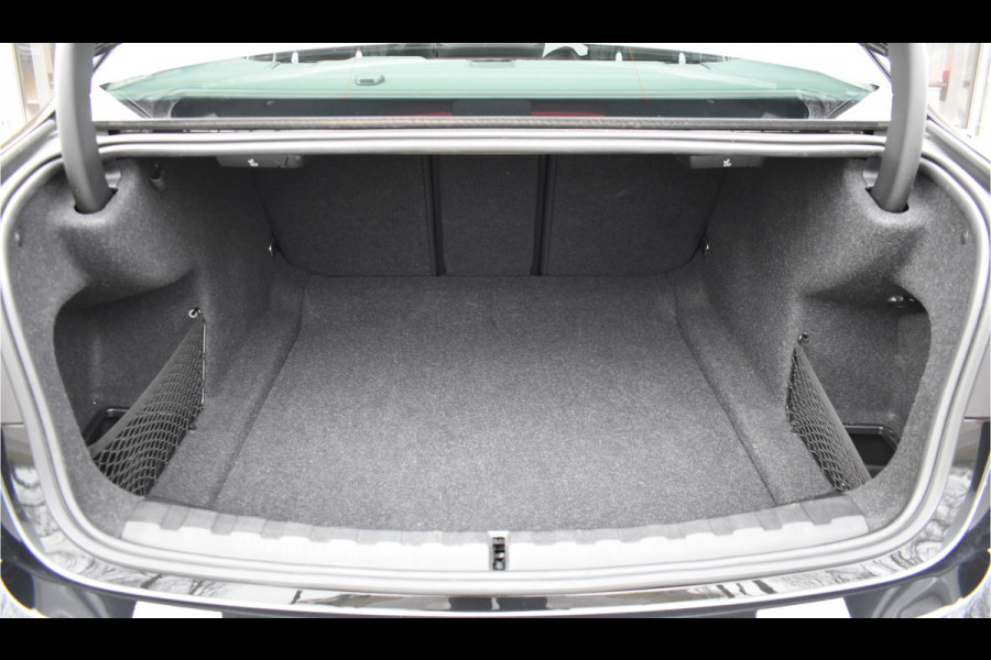 BMW 3-serie 320i High Executive / Carplay / Keyless / Navi / Parkeersensoren v+a / Stoelverwarming / 17'' LM