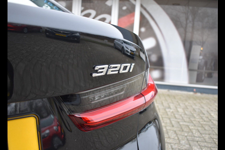 BMW 3-serie 320i High Executive / Carplay / Keyless / Navi / Parkeersensoren v+a / Stoelverwarming / 17'' LM