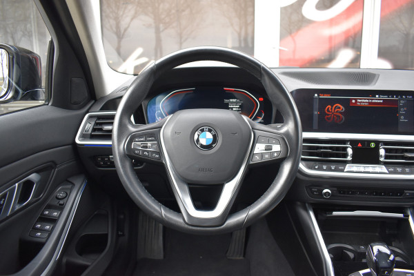 BMW 3-serie 320i High Executive / Carplay / Keyless / Navi / Parkeersensoren v+a / Stoelverwarming / 17'' LM