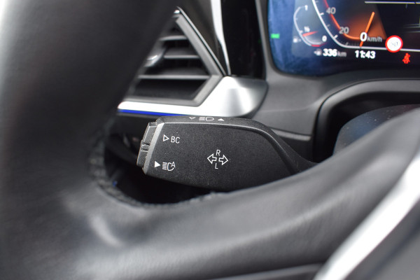 BMW 3-serie 320i High Executive / Carplay / Keyless / Navi / Parkeersensoren v+a / Stoelverwarming / 17'' LM