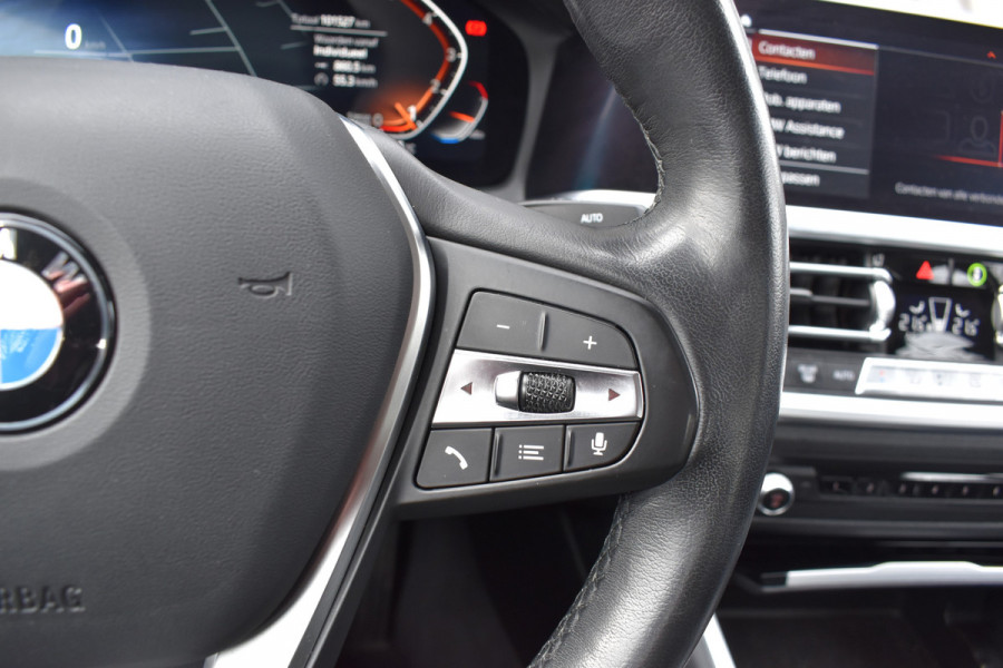 BMW 3-serie 320i High Executive / Carplay / Keyless / Navi / Parkeersensoren v+a / Stoelverwarming / 17'' LM