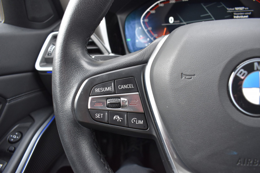 BMW 3-serie 320i High Executive / Carplay / Keyless / Navi / Parkeersensoren v+a / Stoelverwarming / 17'' LM