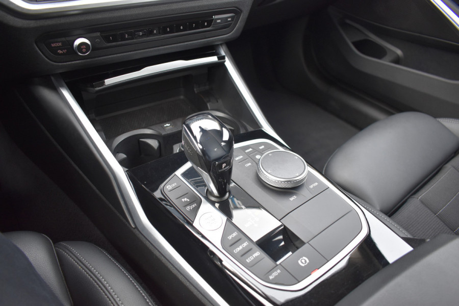 BMW 3-serie 320i High Executive / Carplay / Keyless / Navi / Parkeersensoren v+a / Stoelverwarming / 17'' LM