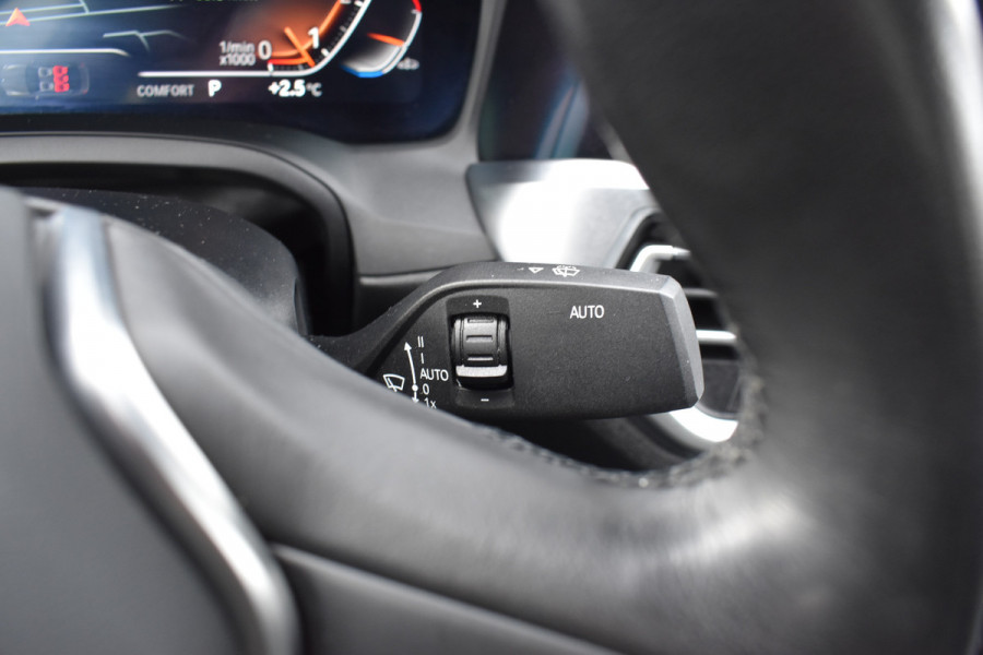 BMW 3-serie 320i High Executive / Carplay / Keyless / Navi / Parkeersensoren v+a / Stoelverwarming / 17'' LM