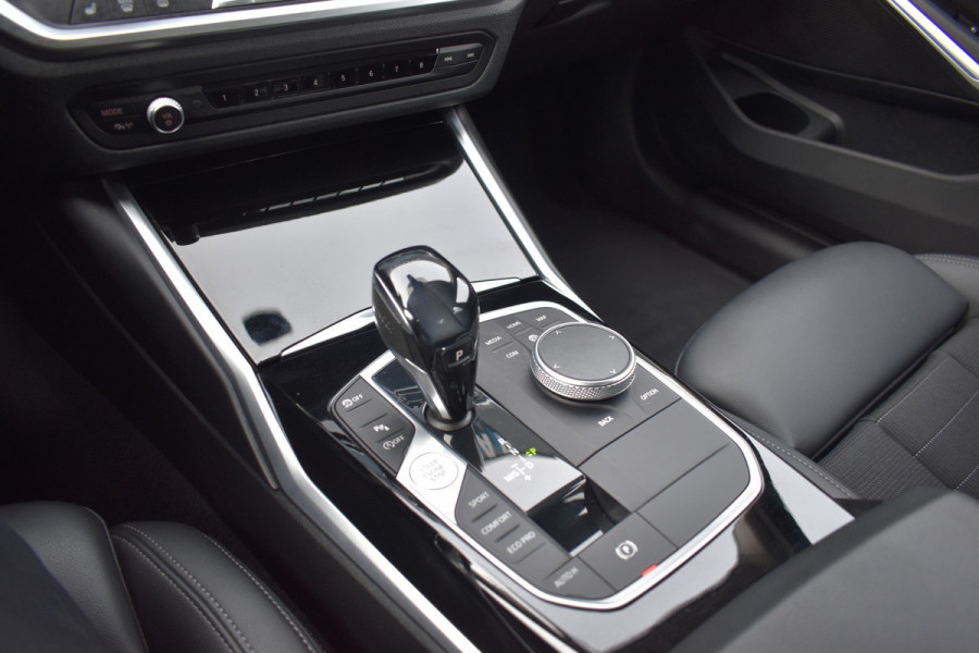 BMW 3-serie 320i High Executive / Carplay / Keyless / Navi / Parkeersensoren v+a / Stoelverwarming / 17'' LM