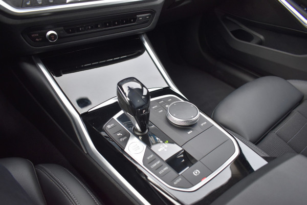 BMW 3-serie 320i High Executive / Carplay / Keyless / Navi / Parkeersensoren v+a / Stoelverwarming / 17'' LM