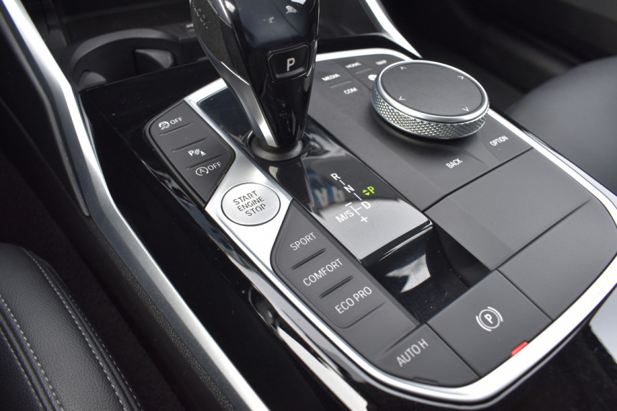 BMW 3-serie 320i High Executive / Carplay / Keyless / Navi / Parkeersensoren v+a / Stoelverwarming / 17'' LM