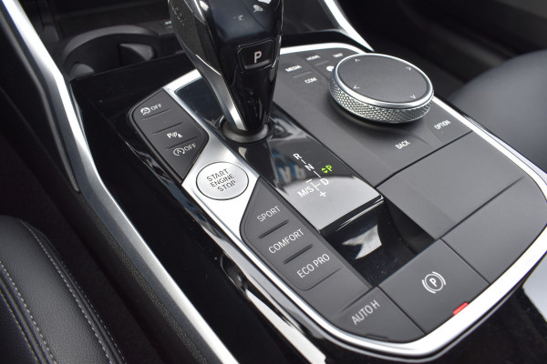 BMW 3-serie 320i High Executive / Carplay / Keyless / Navi / Parkeersensoren v+a / Stoelverwarming / 17'' LM