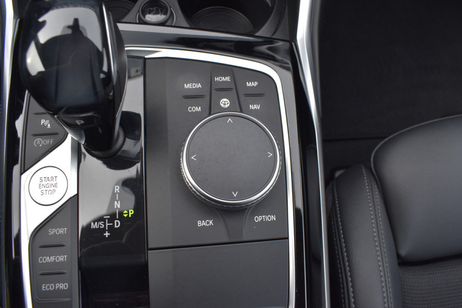BMW 3-serie 320i High Executive / Carplay / Keyless / Navi / Parkeersensoren v+a / Stoelverwarming / 17'' LM