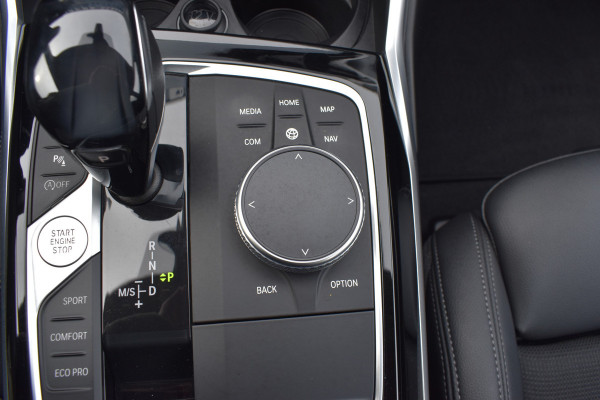 BMW 3-serie 320i High Executive / Carplay / Keyless / Navi / Parkeersensoren v+a / Stoelverwarming / 17'' LM