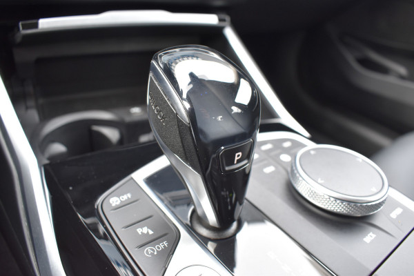 BMW 3-serie 320i High Executive / Carplay / Keyless / Navi / Parkeersensoren v+a / Stoelverwarming / 17'' LM