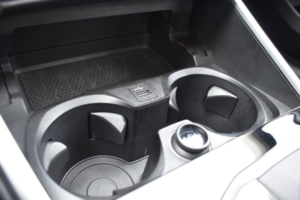 BMW 3-serie 320i High Executive / Carplay / Keyless / Navi / Parkeersensoren v+a / Stoelverwarming / 17'' LM